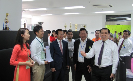 Chủ tịch UBND TP Đà Nẵng Huỳnh Đức Thơ (hàng trên, bên phải) hy vọng FPT Đà Nẵng sẽ phát triển mạnh mẽ