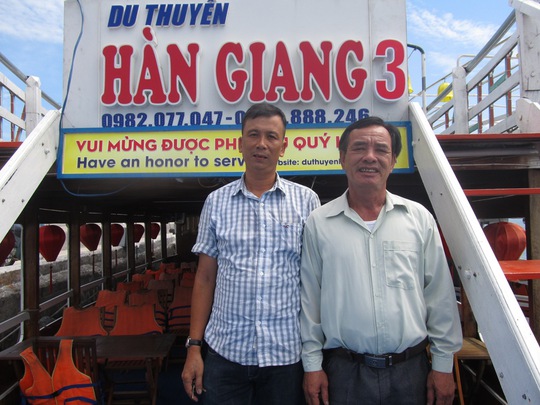 Ông Nguyễn Văn Hốt và anh Nguyễn Văn Dậu trên con tàu cứu sống 8 người gặp nạn