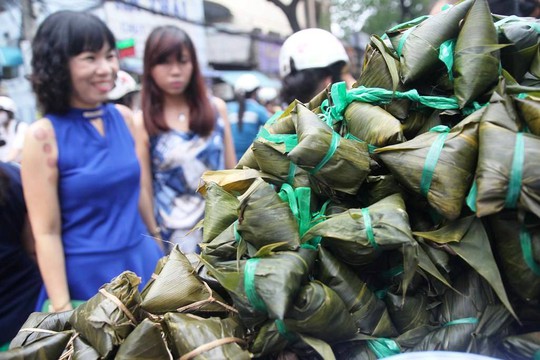 Nhiều người vui vẻ đi sắm đồ “diệt sâu bọ”