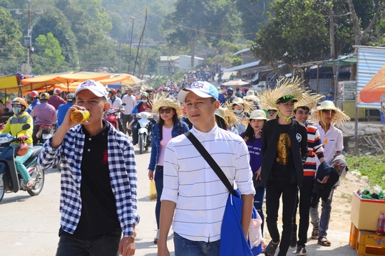 
Rất đông du khách có mặt rất sớm tại khu vực trung tâm hành hương núi Cấm để viếng những ngôi chùa nổi tiếng hoặc ngắm cảnh.
