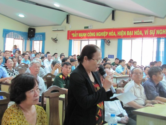 Cử tri Nguyễn Thị Tám phát biểu ý kiến của mình với các ứng cử viên