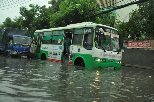 
Xe buýt, xe tải chết máy dừng giữa đường do nước ngập trên đường Nguyễn Văn Quá sau cơn mưa chiều 30-5
