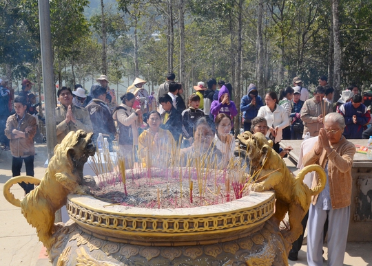 
Phần lớn du khách đến với núi Cấm là để cầu mong cho gia đình gặp nhiều may mắn trong năm mới

 
