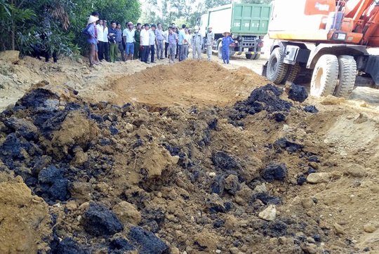 
Lực lượng chức năng tiến hành cất bốc di dời số chất thải tại trang trại của ông Lê Quang Hòa - Ảnh: Dũng Nguyễn
