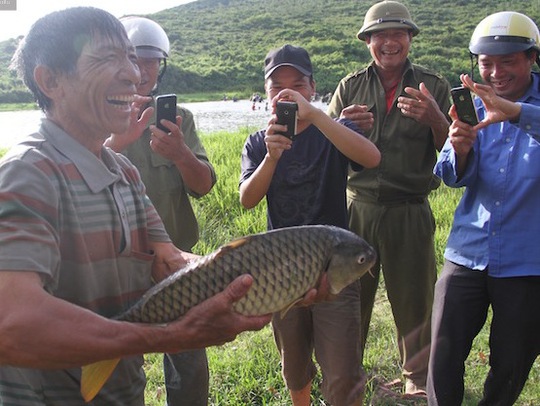 
Một người dân nở vụ cười rạng rỡ khi bắt được một con cá chép lớn
