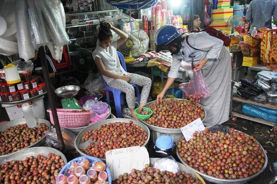 
Vàng mã, nhang và trái cây là những món đồ không thể thiếu trong ngày Tết Đoan ngọ.
