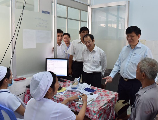 Bộ Y tế kiểm tra công tác ứng phó dịch bệnh do virus Zika tại một cơ sở y tế của tỉnh Bình Thuận hôm 24-3 Ảnh: Khánh Anh