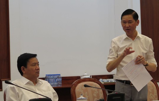 Bí thư Thành ủy TP HCM Đinh La Thăng nghe Phó Chủ tịch UBND TP Trần Vĩnh Tuyến báo cáo