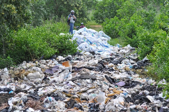 Bãi rác thải đổ trộm tại KCN Lộc An - Bình Sơn (xã Lộc An, huyện Long Thành, tỉnh Đồng Nai)