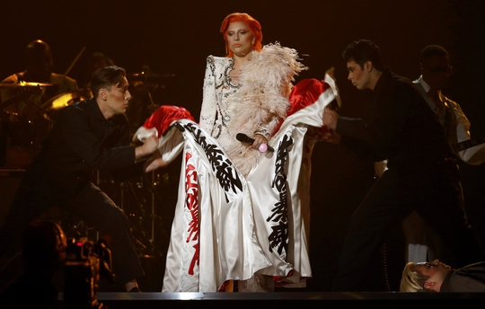 Lady Gaga hát tưởng niệm cố huyền thoại âm nhạc David Bowie trên sân khấu lễ trao giải Grammy lần thứ 58 - 2016Ảnh: Reuters