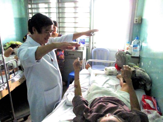 Bác sĩ Khoa Chấn thương Chỉnh hình Bệnh viện Nhân dân Gia Định kiểm tra khả năng vận động của một cụ ông 95 tuổi vừa được phẫu thuật