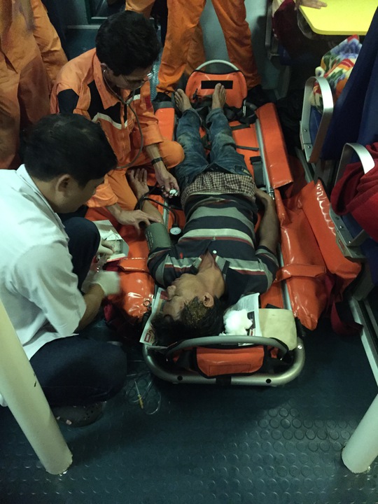 Thuyền viên Nguyễn Trung được đưa vào bờ an toàn sau khi bị nạn