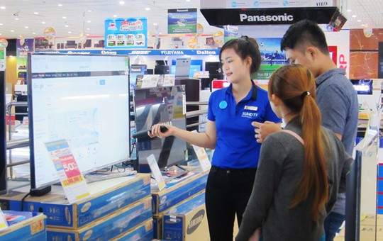 
Sau thông tin ngắt sóng truyền hình, thị trường tivi tại TP HCM sôi động hơn. Ảnh: Thái Nguyễn
