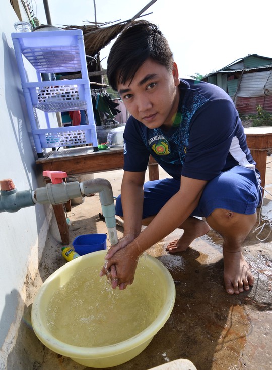 
Anh Huỳnh Quốc Tiến đang lo lắng vì nguồn nước giếng khoan của gia đình anh đã bị nhiễm phèn.
