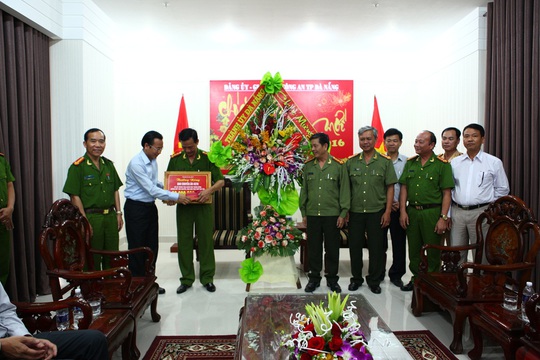 Bí thư Thành ủy Đà Nẵng trao thưởng cho phòng PC47 Công an TP Đà Nẵng