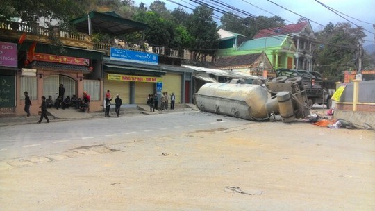 
Hiện trường vụ tai nạn xe bồn tự trôi dốc đè chết 2 người - Ảnh: Khánh Thành
