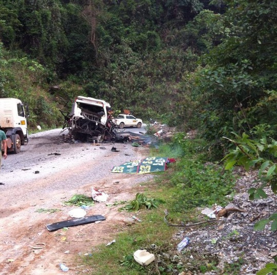 
Hiện trường vụ nổ xe khách tại Lào
