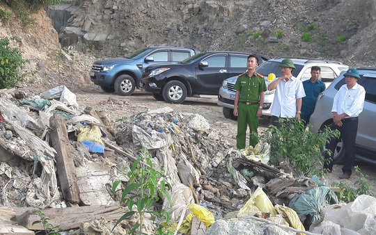 
Lực lượng chức năng kiểm tra thực tế tại bãi rác - Ảnh: Yên Thành
