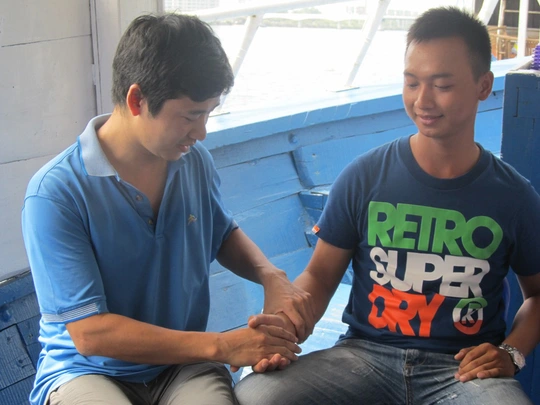 Anh Lưu Chí Dũng(trái) bày tỏ lòng biết ơn với anh Lê Văn Hoa vì đã cứu sống cả gia đình 8 người