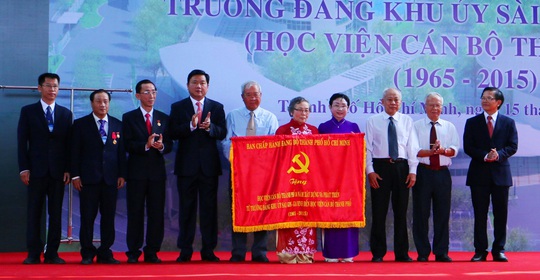 
Bí thư Thành ủy Đinh La Thăng trao cờ thi đua cho Học viện Cán bộ TP HCM nhân kỷ niệm 50 năm ngày thành lập trường
