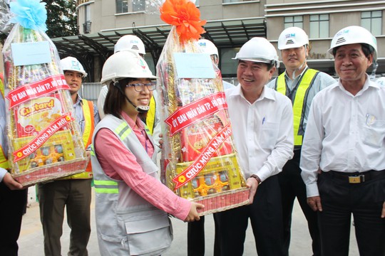 Chủ tịch UBND TP HCM Nguyễn Thành Phong tặng quà và chúc Tết cán bộ, kỹ sư, công nhân thi công tuyến metro số 1