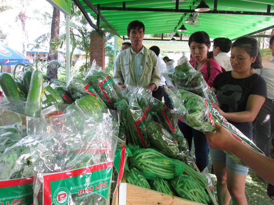 Người dân an tâm khi mua thực phẩm sạch giá bình ổn tại chợ phiên