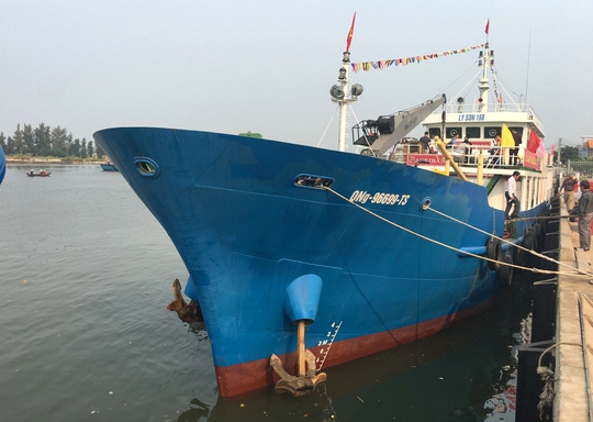Tàu vỏ thép dịch vụ hậu cần nghề cá được bàn giao cho ngư dân Lý Sơn