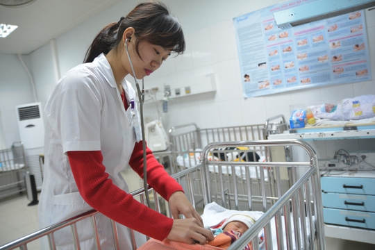 Cháu bé con chị Nga đang được chăm sóc điều trị tại bệnh viện.