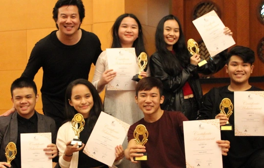 Các thành viên Soul Club đoạt giải vàng tại Liên hoan Nghệ thuật châu Á lần 4 ở Singapore cùng với ca sĩ - nhạc sĩ Thanh Bùi. Ảnh: Huyền Nguyễn