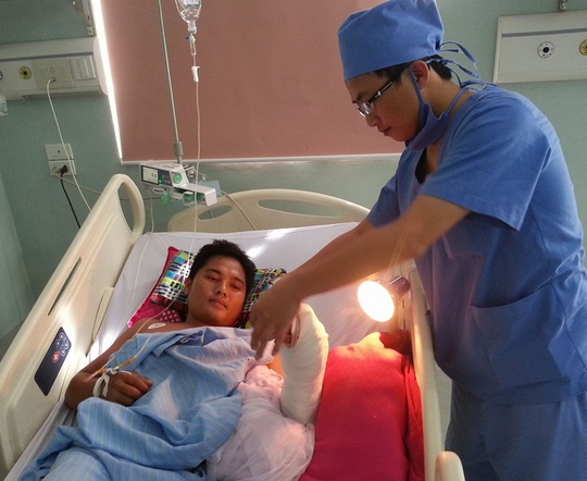 
Các bác sỹ phẫu thuật nối thành công bàn tay đứt lìa cho bệnh nhân Phạm Ngọc Anh
