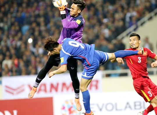 
Đình Luật (3) là một trong những trung vệ hay nhất tuyển Việt Nam hiện nay nhưng anh có nguy cơ vắng mặt vì phạm lỗi thô bạo tại V-League
