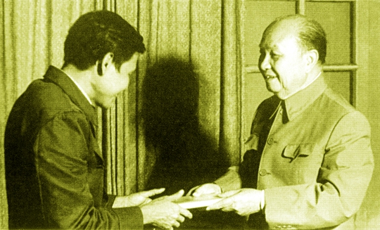 
Ông Trường Chinh (bìa phải) làm việc với Giám đốc NXB Văn học Lý Hải Châu nhân kỷ niệm 35 năm ngày thành lập - 1983. Ảnh: tư liệu
