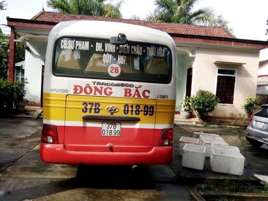 
Xe buýt cùng số thùng xốp chứa nội tạng không rõ nguồn gốc
