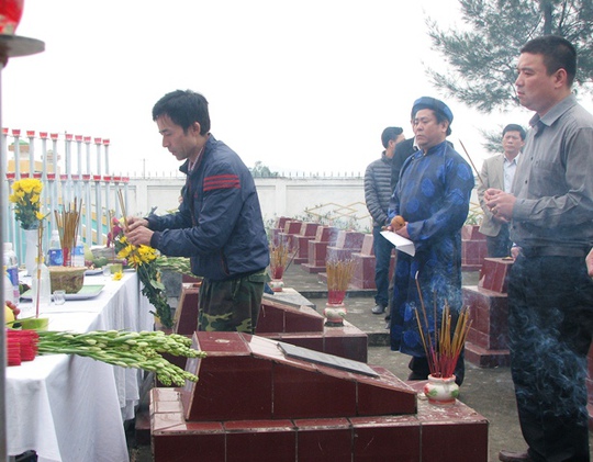 
Hôm nay, tròn 28 năm ngày diễn ra trận Hải chiến Gạc Ma, những người cựu binh may mắn sống sót trở về lại hội tụ để tri ân đồng đội
