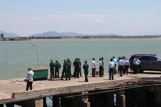 
Lực lượng chức năng ở cầu cảng Cửa Hội
