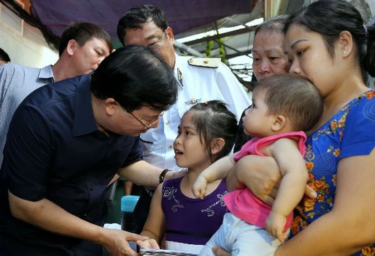 
Phó Thủ tướng Trịnh Đình Dũng thăm hỏi con của quân nhân Nguyễn Bá Thế - Ảnh: Xuân Tuyến

 
