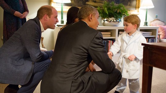 Cú bắt tay ngoạn mục của Hoàng tử bé và tổng thống Mỹ. Ảnh: White House