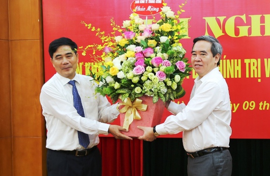 Ông Nguyễn Văn Bình, Ủy viên Bộ Chính trị, Bí thư Trung ương Đảng, Trưởng Ban Kinh tế Trung ương, chúc mừng ông Cao Đức Phát được tín nhiệm giao giữ cương vị mới