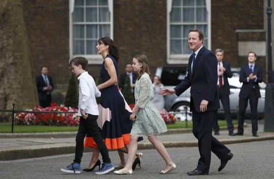 Gia đình ông Cameron trong ngày cuối còn ở văn phòng thủ tướng Anh. Ảnh: Reuters
