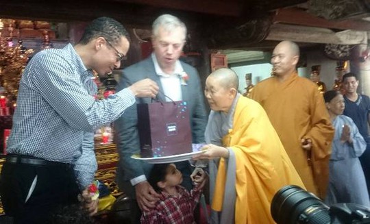 
Gia đình Đại sứ nhận món quà từ nhà sư trụ trì chùa Kim Liên, một gói bánh Trung thu. Ông cảm ơn và tỏ ra rất yêu thích món quà. Bánh Trung thu rất ngon, cực kỳ ngon - Đại sứ nói bằng tiếng Việt

 
