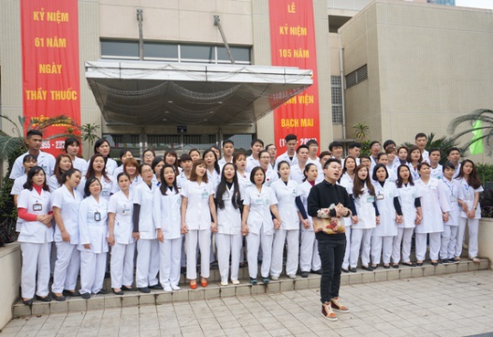 
Tập thể các y, bác sĩ khoa Hồi sức - Tích cực Bệnh viện Bạch Mai hòa giọng cùng Tùng Dương
