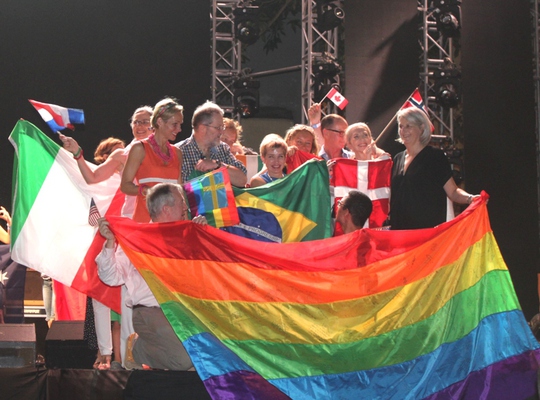 
Đại sứ Ted Osius và bạn đời cùng các đại sứ Đan Mạch, Thụy Điển thể hiện sự ủng hộ với việc xóa bỏ kỳ thị với người đồng tính, song tính và chuyển giới
