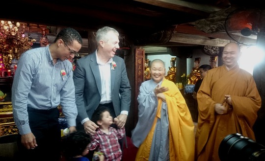Gia đình Đại sứ Mỹ lên chùa Kim Liên làm lễ Vu lan
