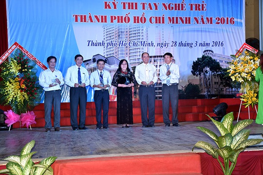 
Ban tổ chức tặng kỷ niệm chương cho Ban giám khảo Ảnh: Đại học Sư phạm Kỹ thuật TP HCM
