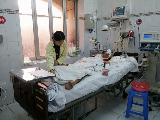 Nạn nhân Đặng Cao Thuỷ lúc đang được điều trị tại bệnh viện