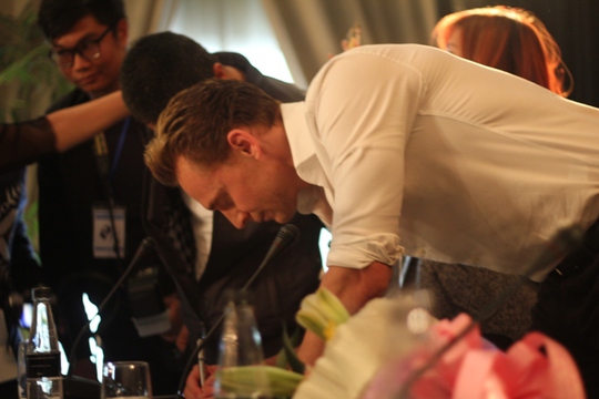 Tom Hiddleston ký tặng người hâm mộ tại họp báo