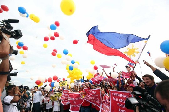 
Người dân Philippines thả bong bóng và vẫy cờ mừng chiến thắng. Ảnh: Rappler

