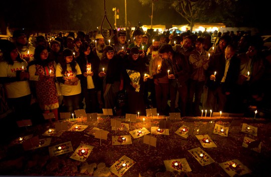 
Người dân Ấn Độ biểu tình về tình trạng bạo lực đối với phụ nữ năm 2014. Ảnh: AP
