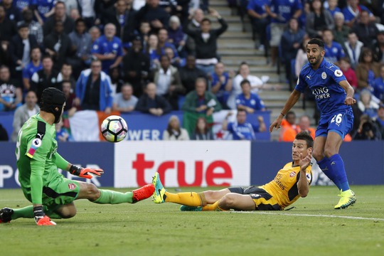 Pha cứu bóng của Petr Cech sau pha dứt điểm cận thành của Riyad Mahrez ở cuối trận hòa nhạt nhẽo