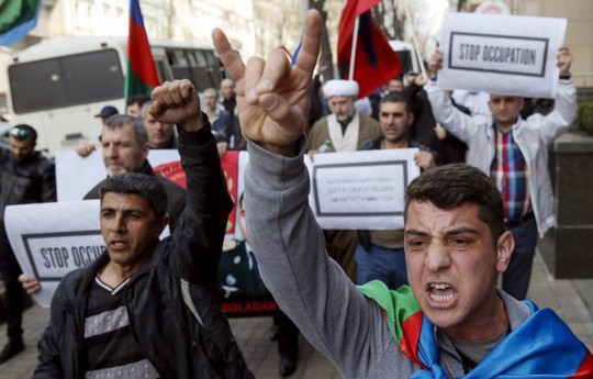Người biểu tình ủng hộ Azerbaijan bên ngoài đại sứ quán Armenia tại Kiev - Ukraine hôm 8-4. Ảnh: Reuters
